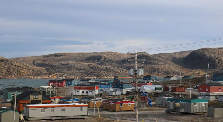 Des maisons colorées, la baie et juste après, des collines.