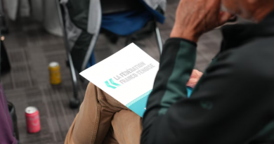 Photo d'un membre de dos avec un dossier de la FFT sur les genoux.