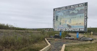 La pancarte à l’entrée d’Inuvik.