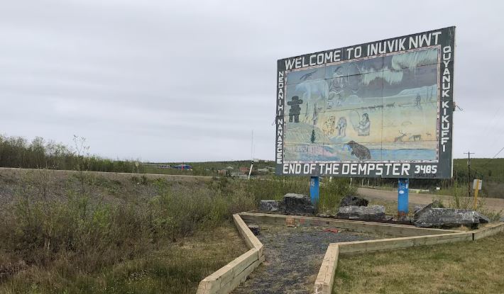 La pancarte à l’entrée d’Inuvik.