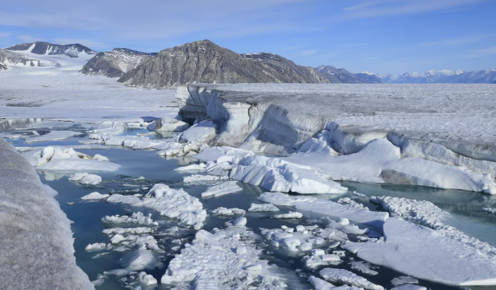 Une plateforme de glace est fracturée avec de l'eau apparente entre les morceaux.