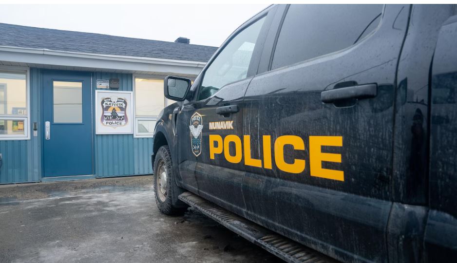 Une voiture de police avec l'emblème du corps policier le 5 novembre 2024.