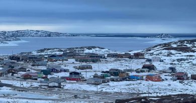 Vue depuis une colline de la baie de Frobisher.