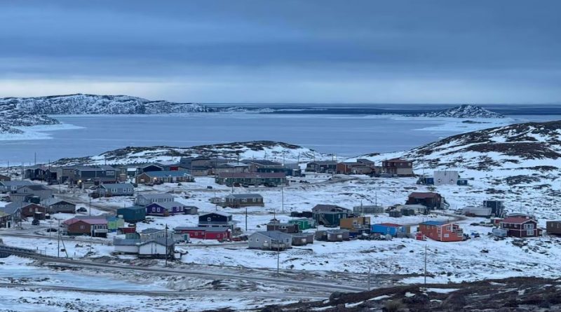 Vue depuis une colline de la baie de Frobisher.