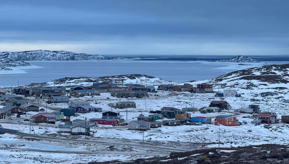 Vue depuis une colline de la baie de Frobisher.