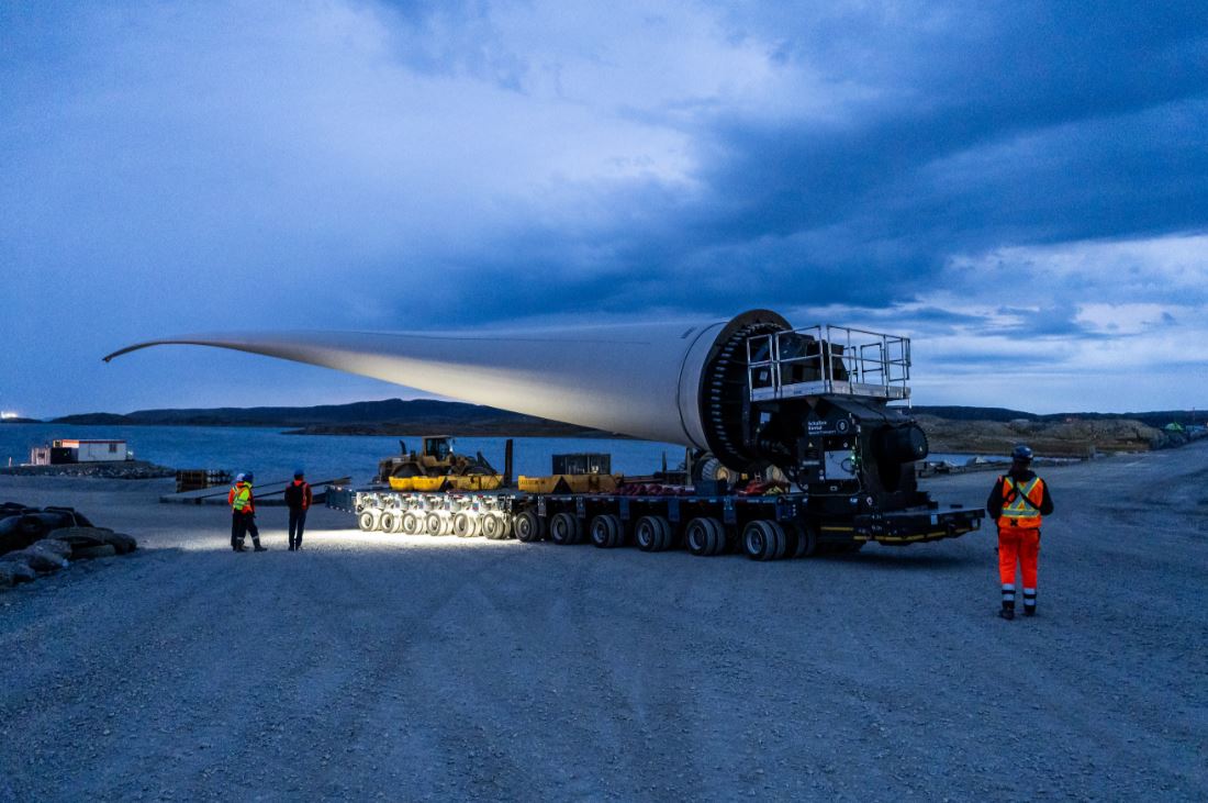 Pale d’éolienne transportée sur une remorque