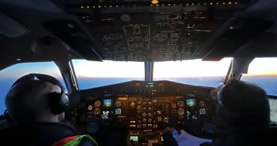 Deux personnes sont assises dans la cabine de pilotage d'un aéronef.