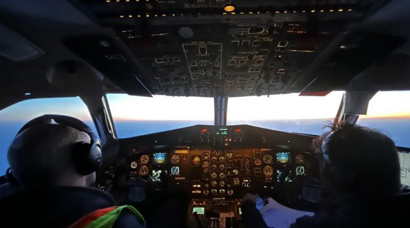 Deux personnes sont assises dans la cabine de pilotage d'un aéronef.