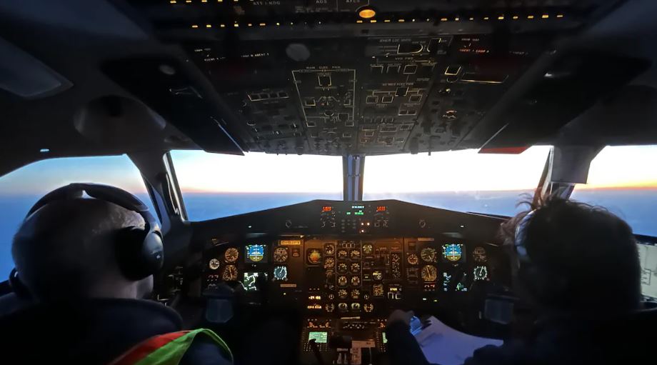 Deux personnes sont assises dans la cabine de pilotage d'un aéronef.