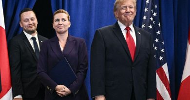 Le président américain Donald Trump, la première ministre du Danemark Mette Frederiksen et le premier ministre du Groenland Jens-Frederik Nielsen