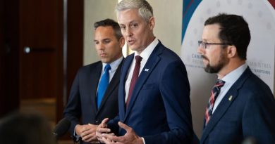 Le premier ministre des Territoires du Nord-Ouest, R. J. Simpson, au centre, s’adresse aux journalistes en compagnie de ses homologues du Yukon, Currie Dixon, à gauche, et du Nunavut, John Main, lors de la réunion du Conseil de la fédération à Charlottetown le mercredi 22 juillet 2026.