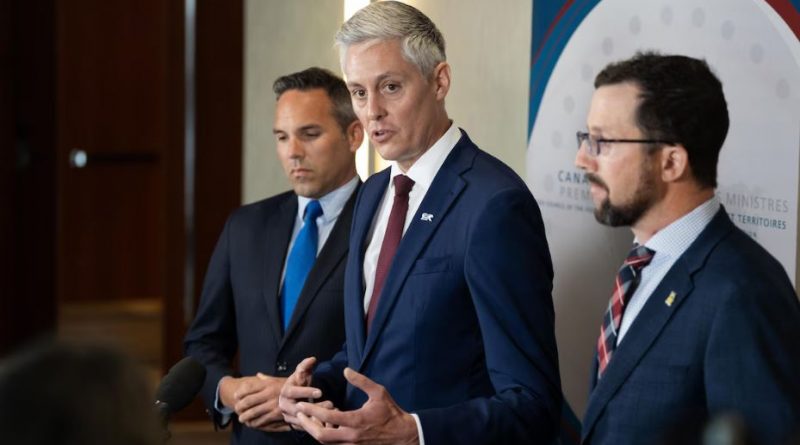Le premier ministre des Territoires du Nord-Ouest, R. J. Simpson, au centre, s’adresse aux journalistes en compagnie de ses homologues du Yukon, Currie Dixon, à gauche, et du Nunavut, John Main, lors de la réunion du Conseil de la fédération à Charlottetown le mercredi 22 juillet 2026.