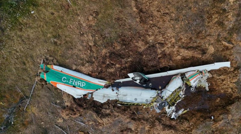 L’image d’un avion écrasé sur le sol.