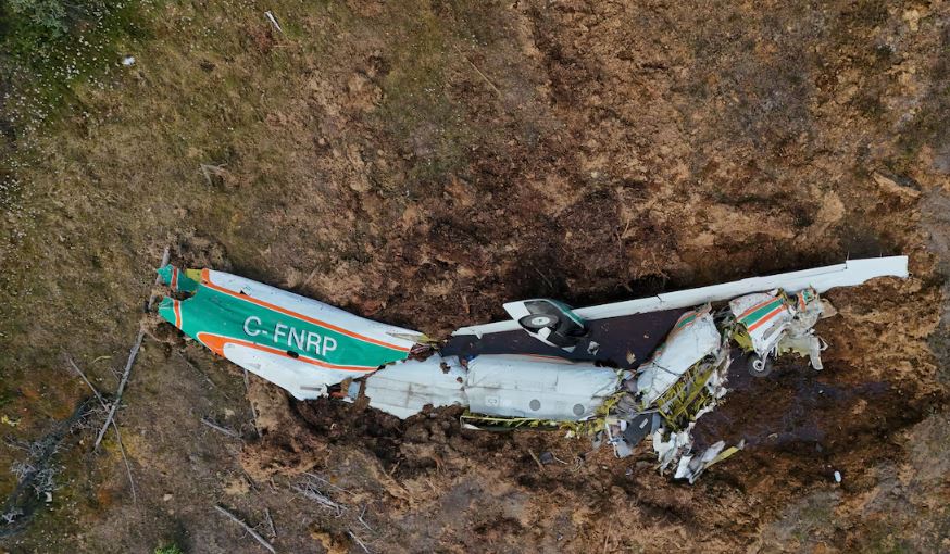 L’image d’un avion écrasé sur le sol.