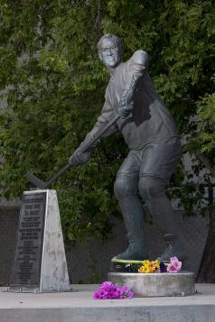 Flowers have been left at a statue of Gordie Howe at the Sasktel Centre in Saskatoon, Friday, June 10, 2016. Howe passed away today at the age of 88. THE CANADIAN PRESS/Liam Richards