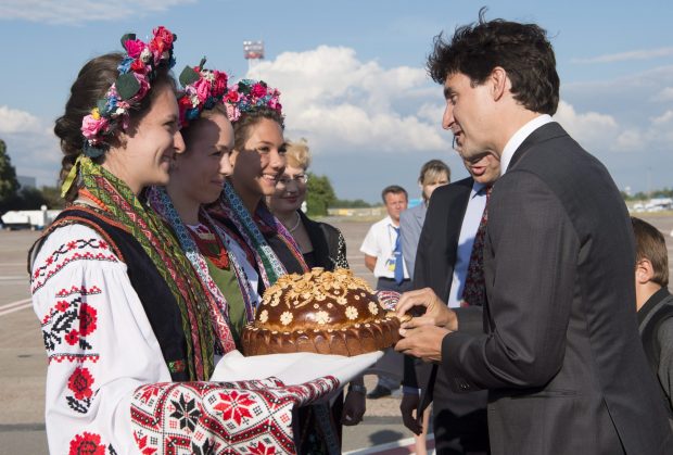 欢迎远方来客的乌克兰传统仪式。（CP/Adrian Wyld）