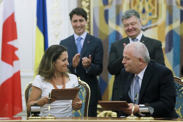 加拿大国际贸易部长弗里兰德和乌克兰经贸部长库比夫签署自由贸易协定（AP Photo/Efrem Lukatsky）