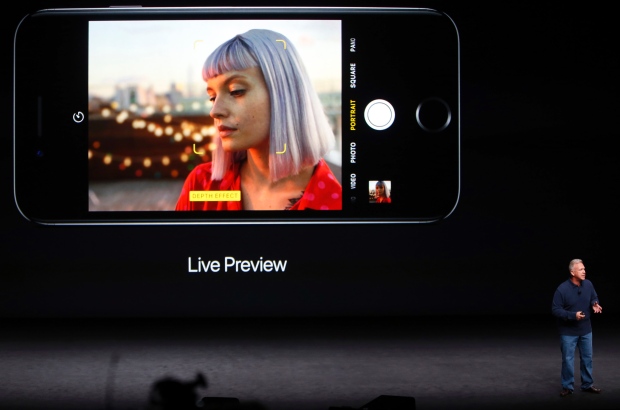 iPhone7的加强景深效果。注意下方的Live直播字样。 (Beck Diefenbach/Reuters)