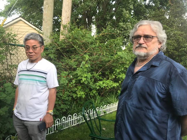 正益与Jean Guy在自己的花园。（Yan Liang)