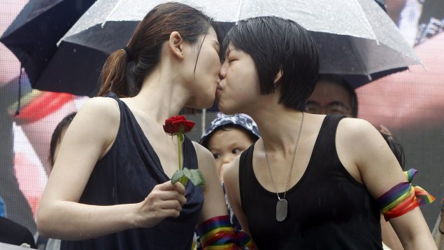台湾通过同性婚姻专法，一对女孩儿亲吻庆祝。