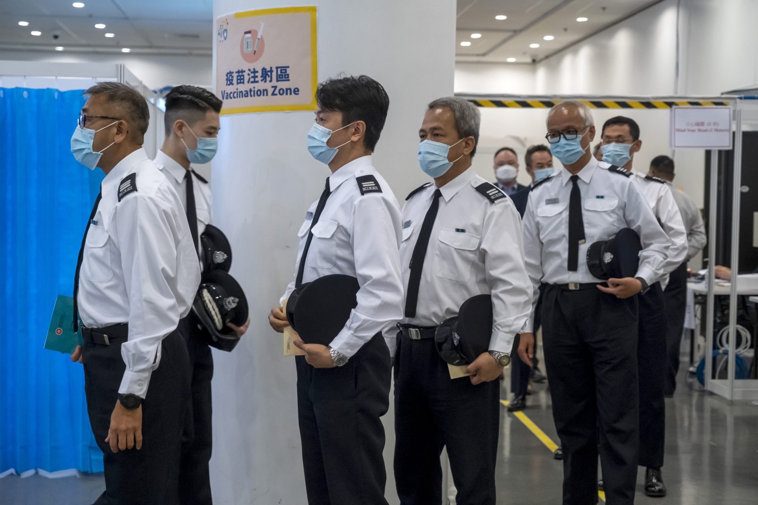 香港的一个社区疫苗接种中心，香港移民局官员正在等待接受一剂科兴生物科技新冠肺炎公司的疫苗 - RCI | 中文